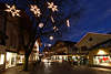 Kitzbühel Sterzinger Platz Nacht Schneesterne am Baum Weihnachtssterne über Strasse