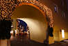 Kitzbühel Altstadt Durchgangstunnel Weihnachtsschmuck Nachtfoto Straße unterm Haus Wandbogen