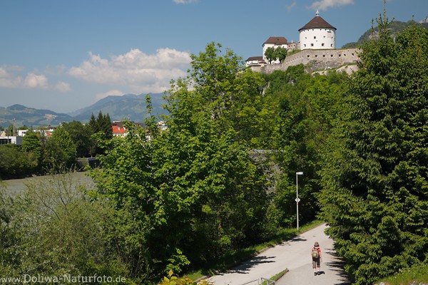 Kufstein Frhling-Landschaft am Inn Fluufer Wanderin Fuweg unter Schloss