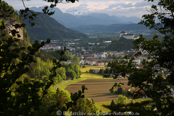 Kufstein in Inntal Berglandschaft Grnfelder vor Alpenstadt mit Schloss Naturbild vom Wanderpfad