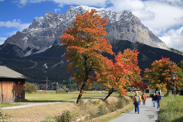 Lermoos Loisach Herbst unter Bergmassiv