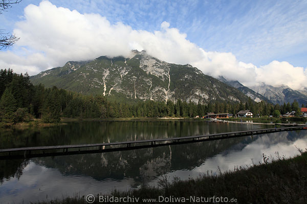 Weidachsee in Leutasch Wolken über Berg Spiegelung im Wasser