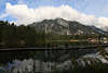 810074_ Weidachsee Steg mit Angler Foto vor Wolken & Bergspiegelung im Wasser, Weidach in Leutaschtal