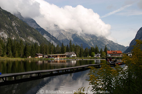 Weidachsee Angelteich Wassersteg in Leutaschtal Berglandschaft Gipfeln Naturfoto