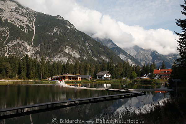 Weidachsee Angelteich Wasserstege fr Angler in Leutaschtal Gipfel-Berglandschaft