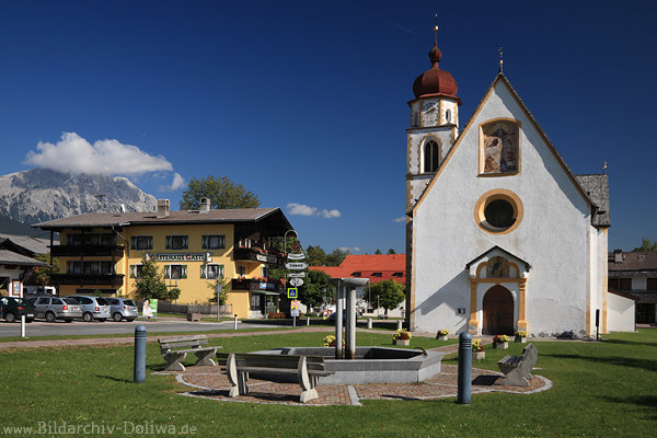 Dorfplatz Mieming Kirche Gstehaus Bergblick zum Felsmassiv