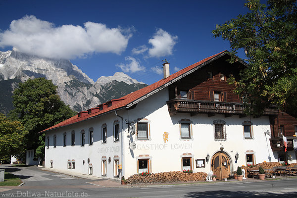 Mieming Gasthof Lwen Unterkunft Restaurant Tiroler Dorfkneipe mit Alpenblick