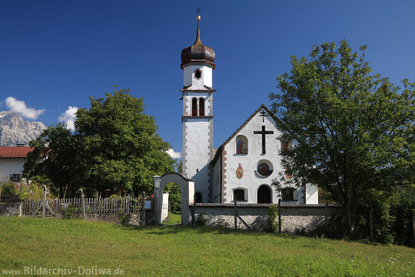 Obermieming St. Georgskirche Naturidyll Alpen-Dorfkirchl mit Gipfelblick