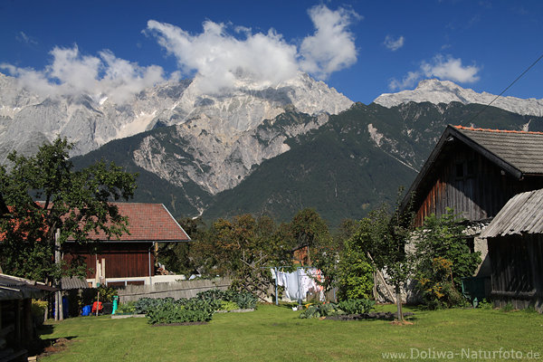 Obermieming Bauernhof Dorfidylle vor Mieminger Gebirge Felsenmassiv Bergblick