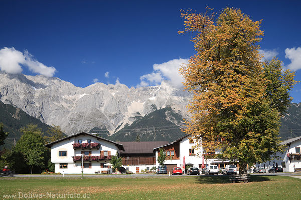 Mieming Dorfhuser Gipfelblick Pizzeria Caf in Gebirgspanorama Alpenhintergrund