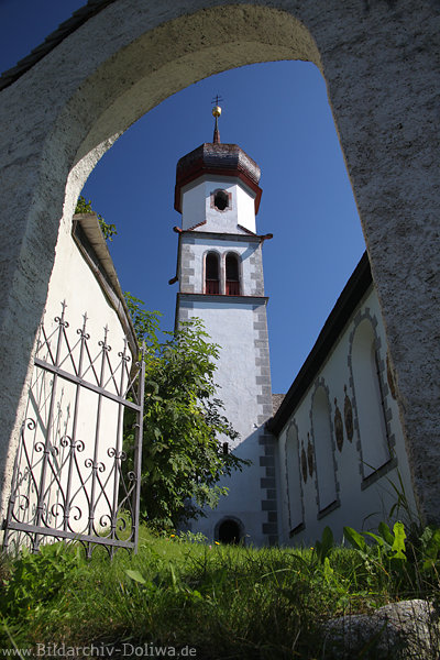 Mieming Kirchturm unterm Mauerbogen des Eingangstor