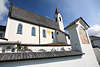 810361_ Mösern kath. Kirche Architektur im Bergdorf Tiroler Oberland weisses Kirchlein