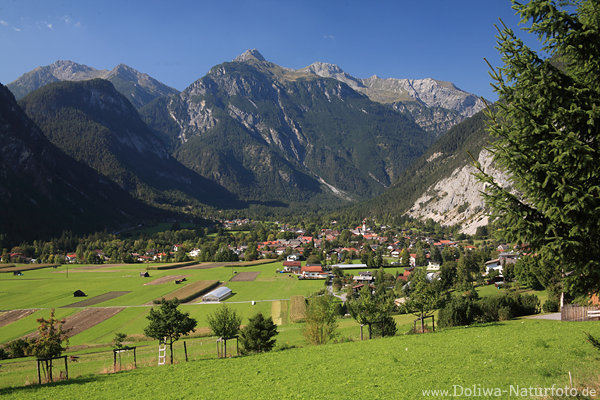 Gurgltal mit Nassereith Alpenkulisse Grnwiesen Berglandschaft Naturfoto