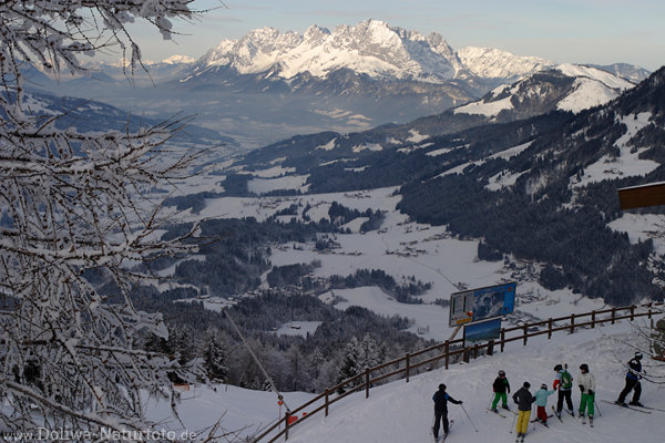 PillerseeTal Blick vom Bergbahn Buchensteinwand Skigebiet Skifahrer Winterlandschaft
