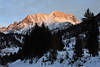 816741_ Hochfilzen Skiläufer in Pillerseetal unter roten Leoganger Steinbergen in Tirol Abendsonne Foto