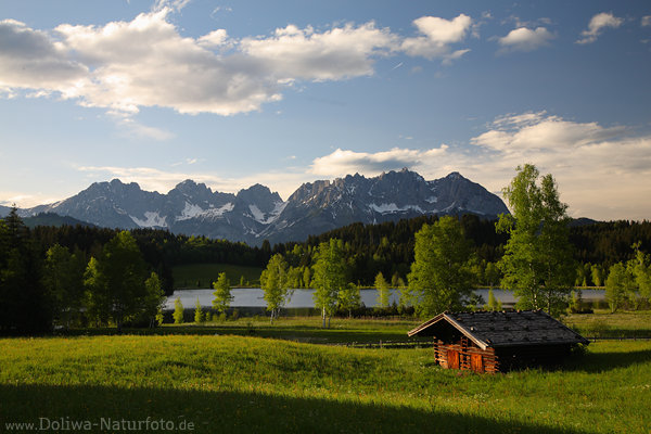 Schwarzsee Alpenlandschaft Naturidylle Foto Grnwiese Htte Kaisergebirge Bergkette Skyline am Blauhimmel