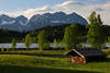 Schwarzsee Frhling-Naturfoto Htte Alpenlandschaft Grnbume vor Gipfelkulisse Kaisergebirge