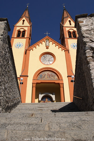 Zweiturmkirche Telfs Besuch Treppe Eingangstor gelbbraun Fassade am Himmel