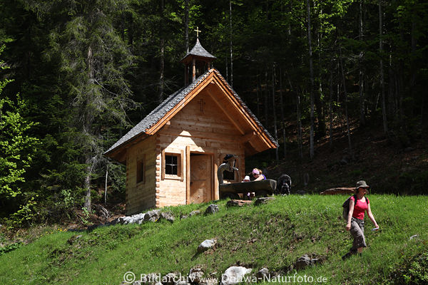 Aschingerkapelle am Wald Wanderer Besuch an Wassertrnke im Wilder Kaiser Bergen Schutzgebiet