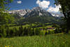 Alpenlandschaft Bergwiesen Kaiserblick Foto Bauernhof grüne Alme Naturidylle unter Felsgipfel mit Schnee