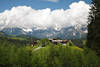 Erbalm Bauernhäuser Alpenidylle Foto vor Bergpanorama Wilder Kaiser in Wolken