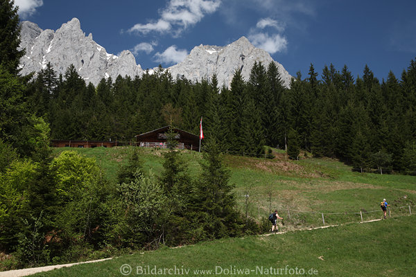 Graspoint Wanderer Fumarsch in Wilder Kaiser Bergkulisse Niederalm Weg zur Jausenstation