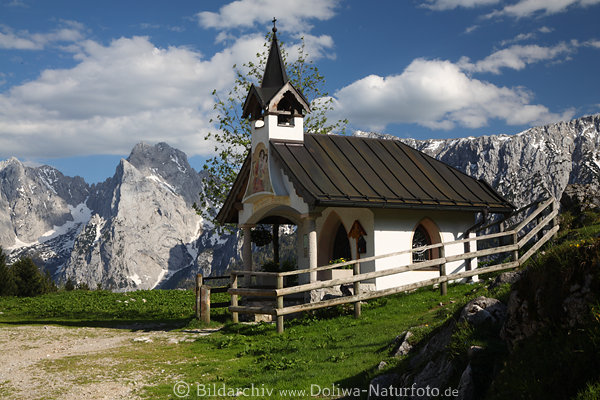 Josefs-chapel Josefskapelle in Felskulisse Wilder Kaiser Alpenlandschaft auf RitzauAlm