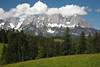 1300180_Wilder Kaiser Panoramafoto über Bergwiesen Bäume Landschaftsbild Alm Bauernhof in Naturidyll der Alpen