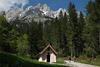 1300267_Tannbichlkapelle Foto unter Wilder Kaiser Felsen Bergpanorama Wanderer Paar auf Waldweg