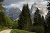 Bergweg Wanderin Felskulisse Wilder Kaiser Naturidylle AlpenLandschaft