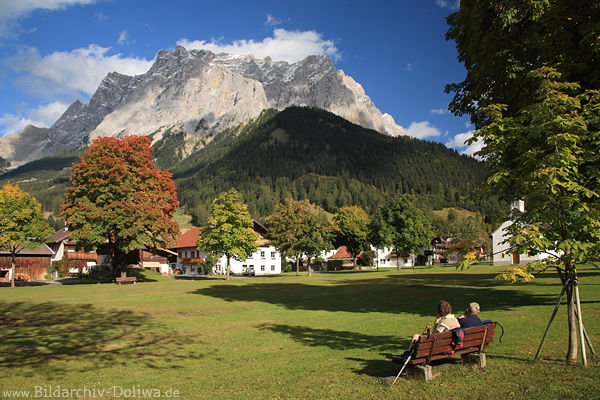 Zugspitzarena Tirol Alpen Urlauber Erholung vor Bergmassiv Wettersteingebirge Grnwiese