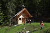 1300234_Aschingerkapelle Foto am Wald Wanderer Besuch an Wassertränke im Wilder Kaiser Bergen Schutzgebiet