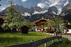 Bergdorf Going Garten-Idylle am Wilder Kaiser Frühlingsblüte in Tirol Urlaub unter Gipfel Panorama