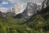 Alpenlandschaft Kaisergebirge Naturbilder Berggipfel Felsen Frühling Schnee grünes Tal Panorama