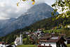Mösern Dorfidylle Tirol Alpendorf in Berglandschaf