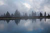 Kaltwassersee unheimliche Nebelstimmung Berge Bäume Wolken Seeufer Spiegelung