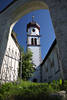 Mieming Kirchturm unterm Mauerbogen des Eingangstor