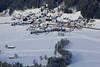 Sankt Jakob in Haus Schnee Winterfoto von oben Pillerseetal Berge Reiseort mit Kirchl