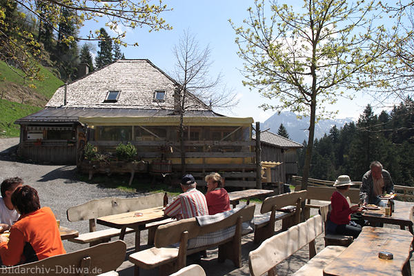 Berggasthof Ebnittal Foto Gäste Bänke Einkehr in Naturidylle Dornbirner Alpen Bergwelt