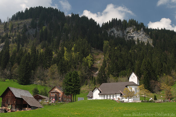 Alpendorf Ebnit Foto Holzhäuser Kirche unter Steilhang Dornbirner Voralpen abgelegenes Ausflugsziel