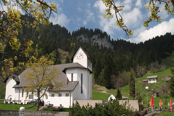 Ebnit Kirche Foto am Berghang Dornbirner Voralpen Dorf Naturidyll Frühjahrsbild