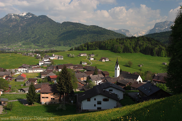 Hittisau Naturfoto Alpendorf Grünwiesen vor Hittisberg Reisebild Vorarlberg