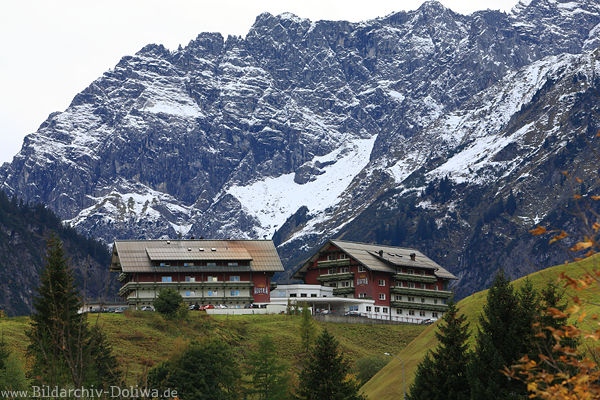 Kleinwalsertal Berghotel Happy Austria Alpen Naturidylle Urlaub Unterkunft unter Felswand