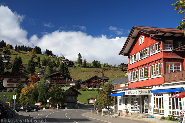 Café im Dorf Hirschegg Foto Strassenbild Kleinwalsertal Berghang Urlaubsort Alpenhöhe