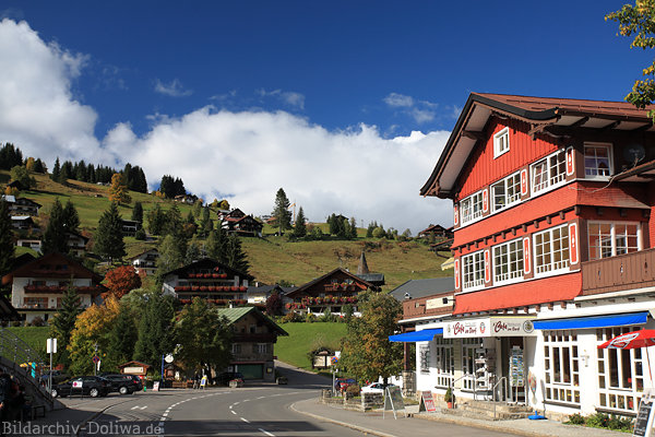 Kleinwalsertal Cafe im Dorf Hirschegg Strassenbild Urlaubsort am Berghang in Alpenhhe