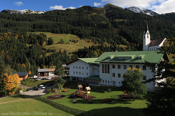 Hirschegg Volksschule in Bergland Kleinwalsertal Naturfoto mit Dorfkirche Kindergarten