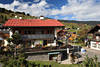 Hirschegg Dorfzentrum Foto Huser am Berghang in Kleinwalsertal Alpenort