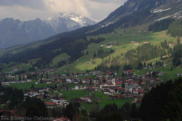 Riezlern Foto Kleinwalsertal Bergdorf am Fue Allguer Alpen Talblick Reisebilder