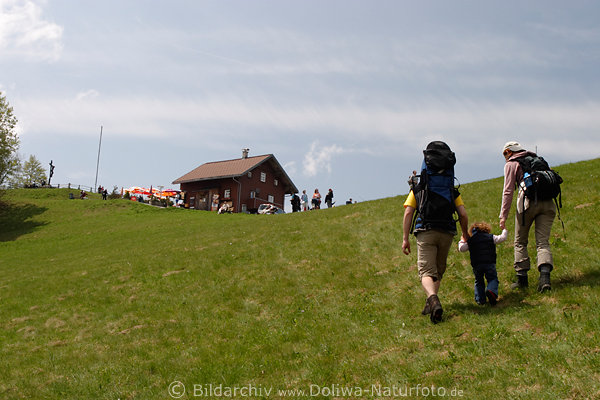 Wanderfamilie Trio mit Kind Rucksack Bergwiese steigen gehen zur Htte Pfnderspitze