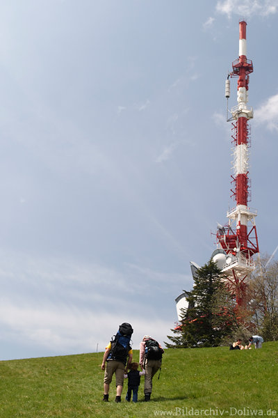 Pfnder-Sendemast Foto ber Bergwiese Wanderfamilie mit Kind auf Almwiese